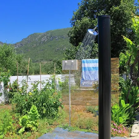 Blue Sky Cottage, Kanouli בית נופש *