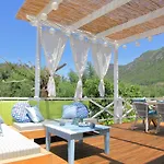 Blue Sky Cottage, Kanouli Halikúnasz
