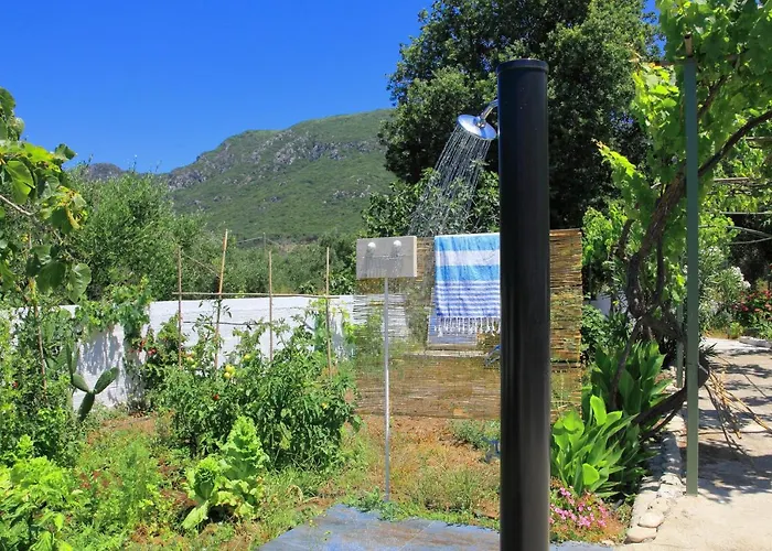 Blue Sky Cottage, Kanouli בית נופש *