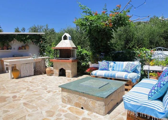 Blue Sky Cottage, Kanouli בית נופש